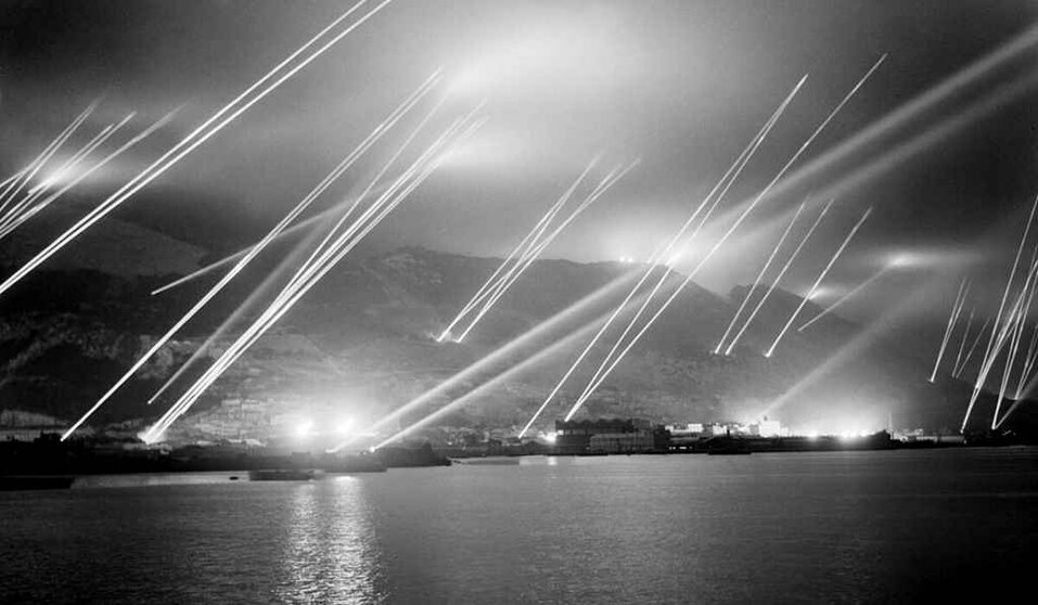 Reflectores sobre el Peñón de Gibraltar 1942