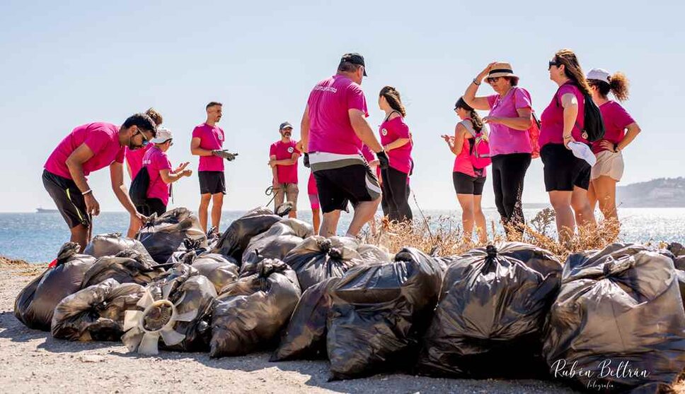 Rubén Beltrán plasma a Ceuta sin Plásticos en una batida en julio de 2024 donde recogieron 132 kilos de una zona del litoral ceutí.