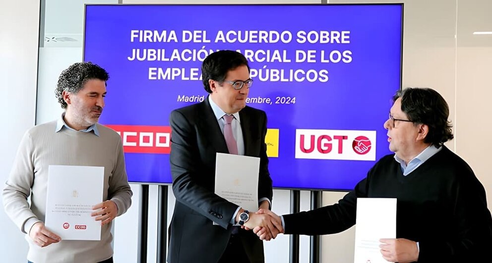 Luciano Palazzo Gallo secretario general de la FSC-CCOO; Óscar López Águeda Ministro de la Función Pública y Julio Lacuerda Castelló, secretario general de UGT-SP.