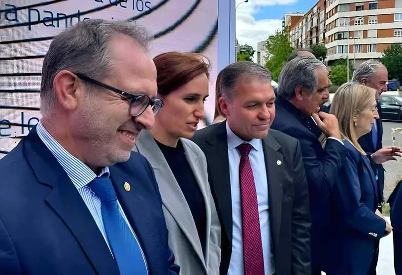 Enrique Roviralta presidente del Colegio de Médicos, con la ministra Mónica García, la que, presento el borrador del nuevo Estatuto Marco.